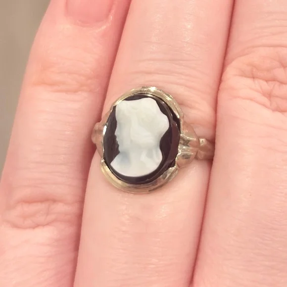 Vintage 10K Black Cameo Ring: Onyx Carved White Shell Ladies Size 6.25 Solitaire